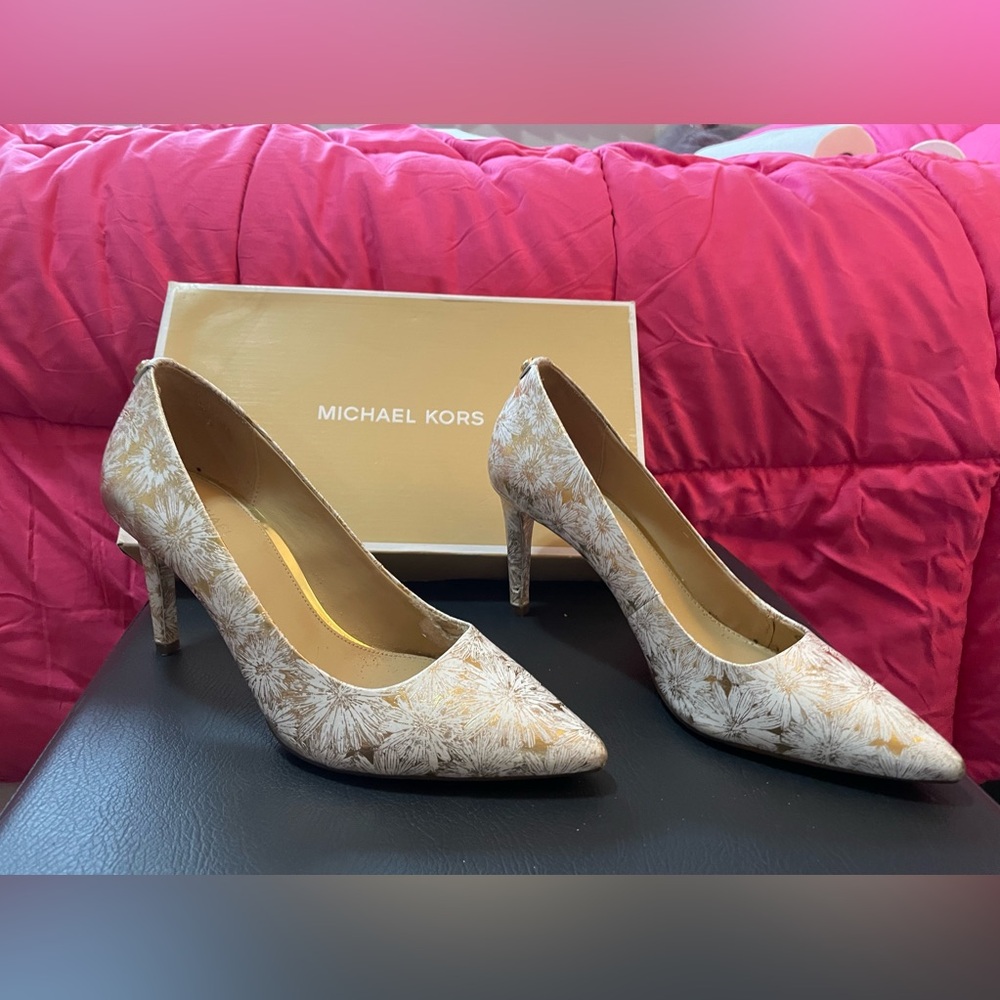 Michael Kors Dorothy Flex Pump Classic
White Gold Mid Heel Pumps Size 7.5